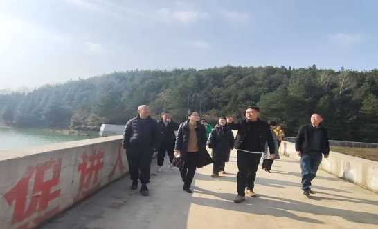 乌当区区级河长马晶开展巡河巡查 共同守护河道生态