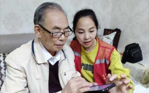 服务暖人心  锦旗传谢意