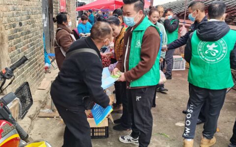 一尘不染抓重点  垃圾清运创新界
