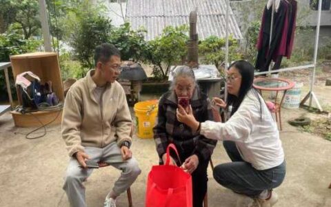 乌当区人社局看望慰问百岁老人