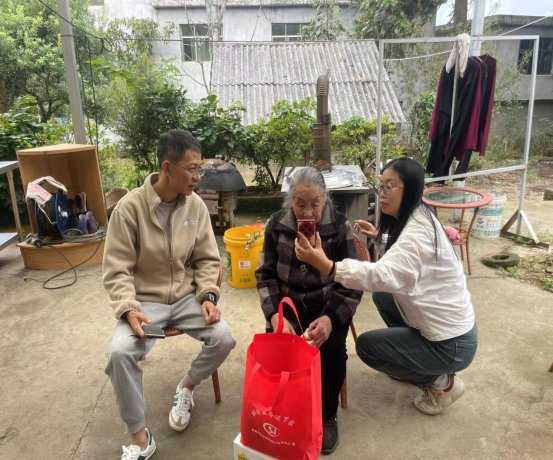 乌当区人社局看望慰问百岁老人