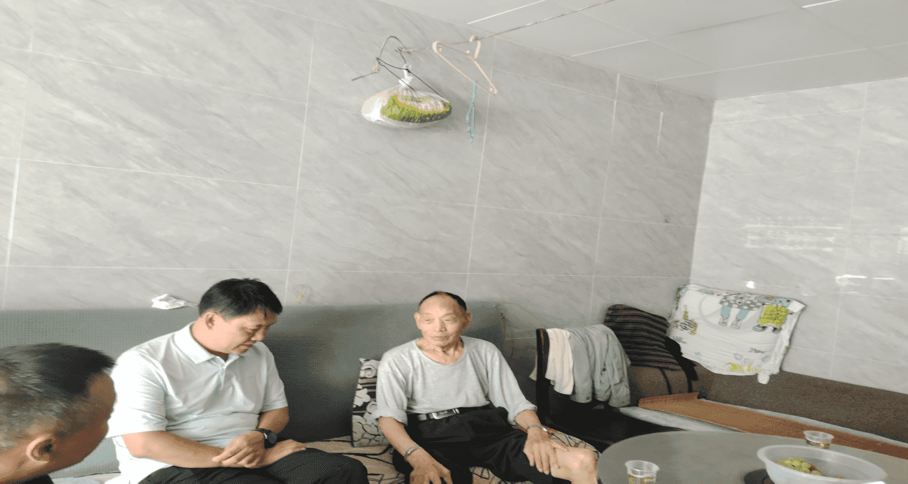 陈安同志走访慰问参战老兵