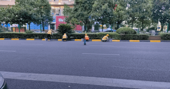 实施路牙石整治   提升城市形象
