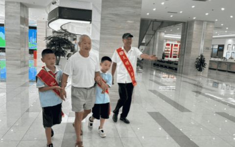 志愿凝聚力量　“红领巾”里开出政务服务之花