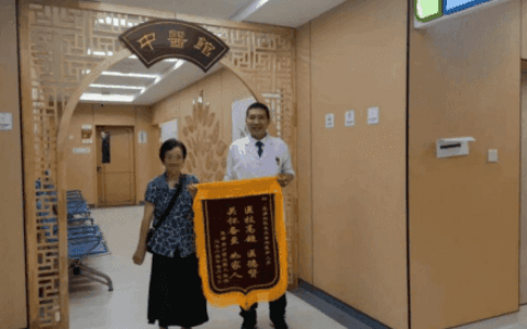 患者感恩送锦旗 医患情谊暖人心