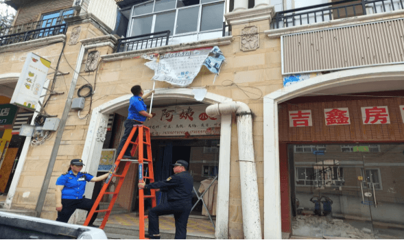 整治户外违规破损广告 扮靓提升城市“颜值”