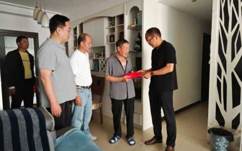 邱斌走访慰问观山街道困难党员
