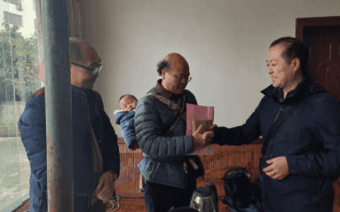 春节将至   温暖先行 贵阳市第四片区环境监测站2024年春节走访慰问退休职工
