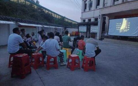 红色电影进社区 文化下乡润民心