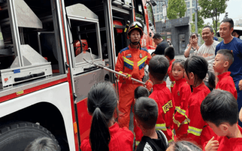 萌娃走进消防站  争当“小小消防员”