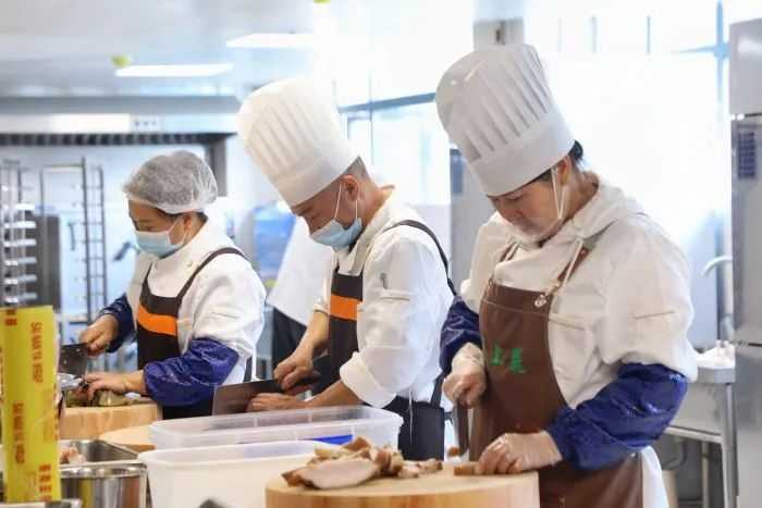 微信图片_20241022100056.jpg 员工福利升级!观山湖区智能网联汽车产业园金观食堂开门迎客!
