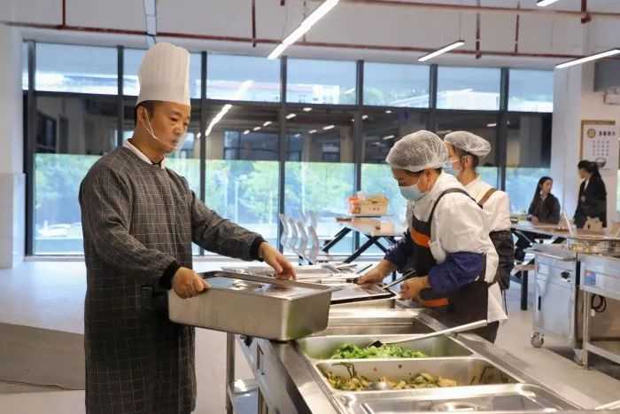 微信图片_20241022100059.jpg 员工福利升级!观山湖区智能网联汽车产业园金观食堂开门迎客!