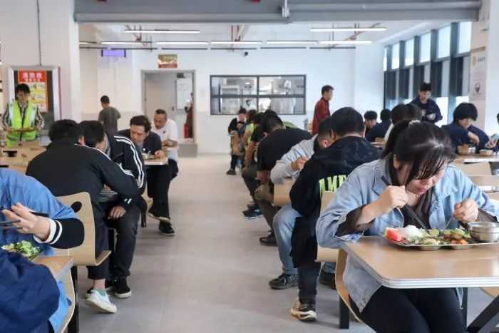 微信图片_20241022100111.jpg 员工福利升级!观山湖区智能网联汽车产业园金观食堂开门迎客!