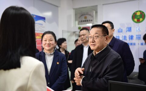 中国法学会党组成员、副会长兼秘书长张鸣起调研观山湖区金元社区
