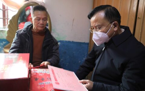 石邦林到观山湖区走访慰问党员