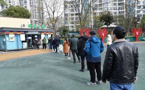 观山湖区：多处核酸采样亭变便民服务点 全力保障清肺排毒汤供应