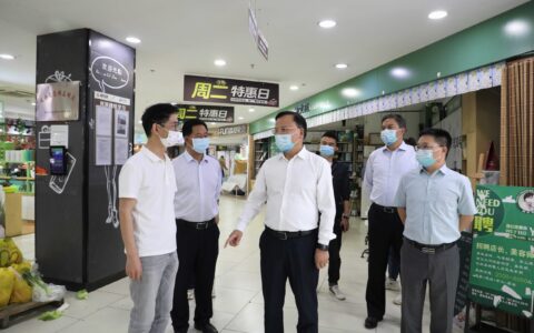 石邦林赴观山湖区调研群众生活物资保供 并看望慰问社区抗疫一线工作人员