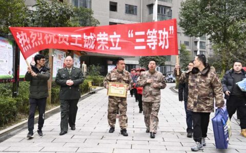 观山湖区向现役军人家庭送立功喜报