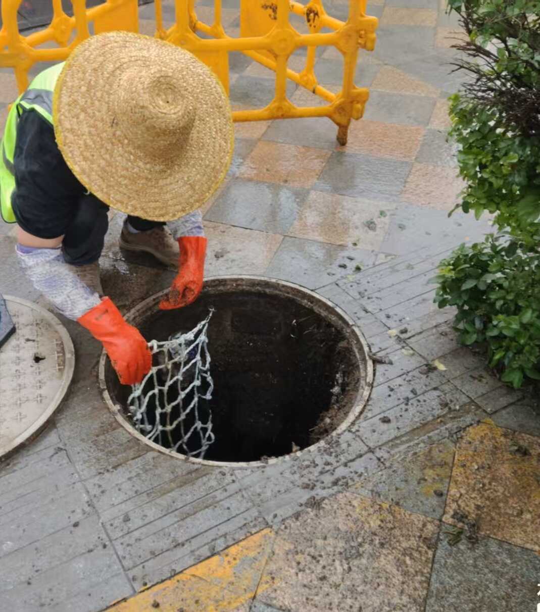 守护脚下安全！城区多条道路安装窨井防坠网