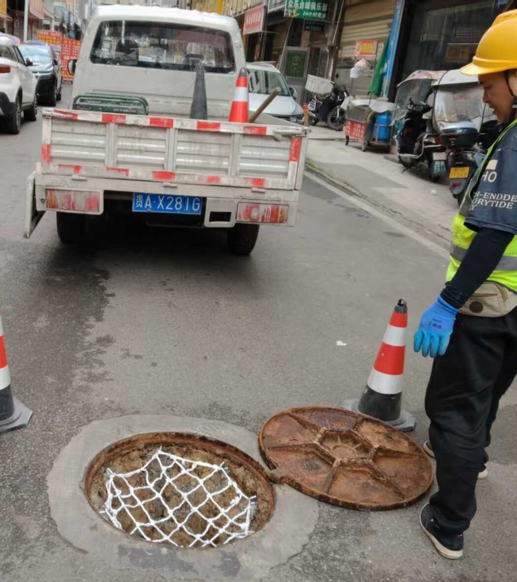 守护脚下安全！城区多条道路安装窨井防坠网