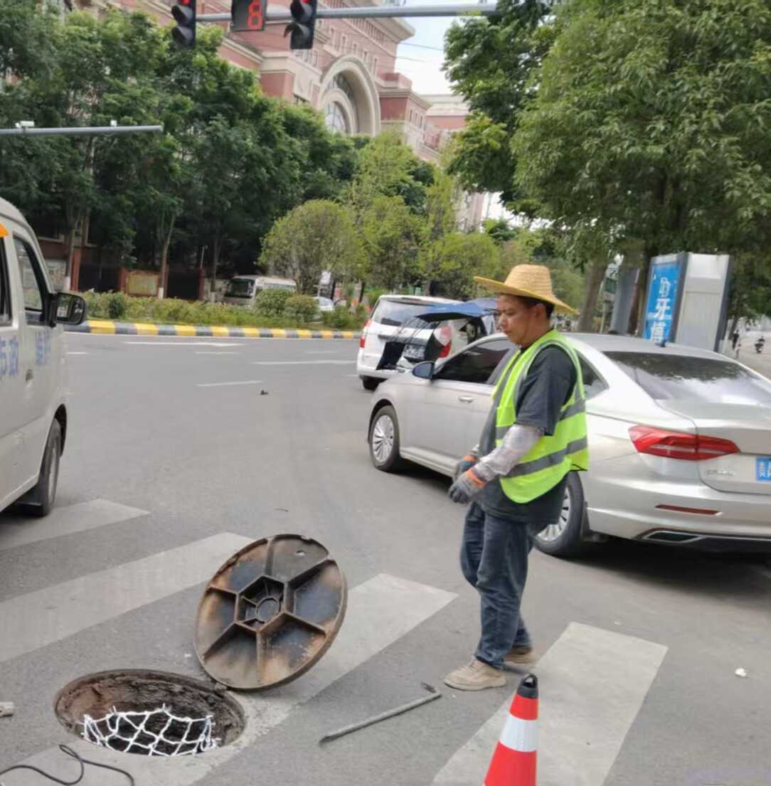 守护脚下安全！城区多条道路安装窨井防坠网