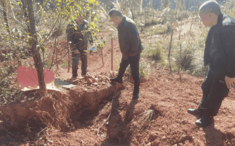 清镇市自然资源局在麦格乡调研打击非法开采情况并现场办公