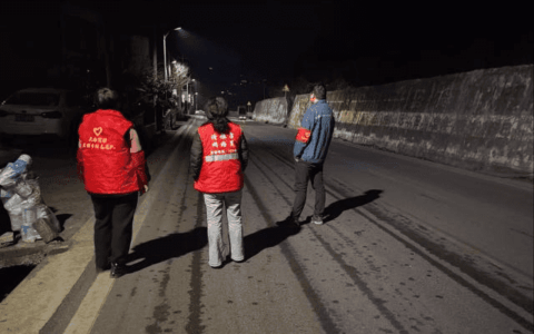 清镇市新店镇：夜间巡逻筑牢安全“防护网”