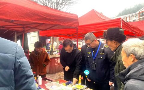 省市县三级联动农资打假联合执法行动走进清镇市乡镇集市
