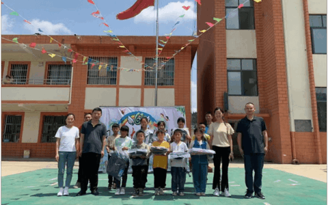 “六一”慰问送关爱  用情呵护助成长