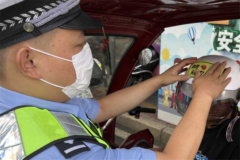 清镇市公安局交通警察大队开展“亮尾行动”为群众暖心粘贴反光贴