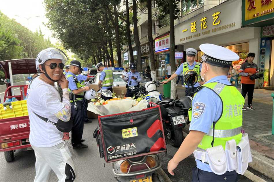清镇市公安局交通警察大队开展“亮尾行动”为群众暖心粘贴反光贴