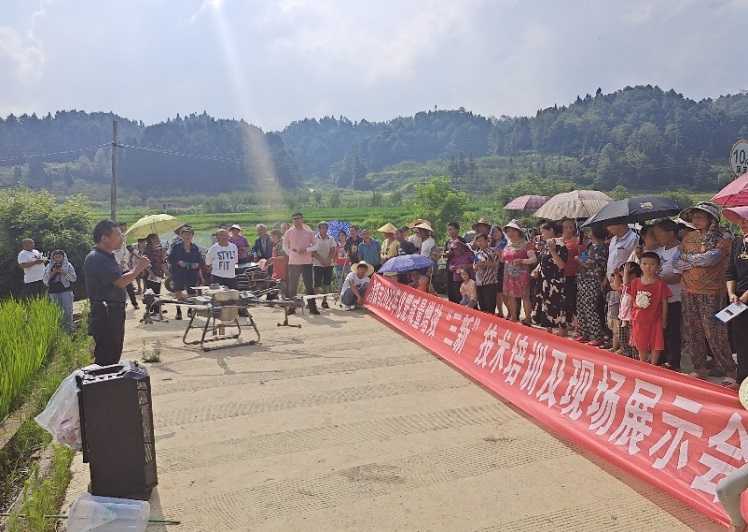 清镇市种植业服务中心到站街镇坪堡村举办水稻病虫害绿色防控与统防统治培训会