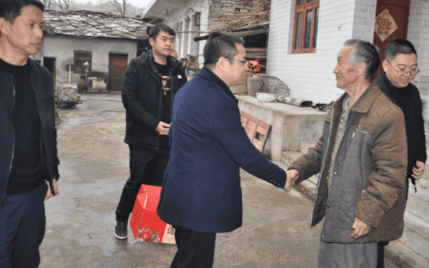 清镇市农业农村局党委班子成员在春节前夕走访慰问联系帮扶村低收入户