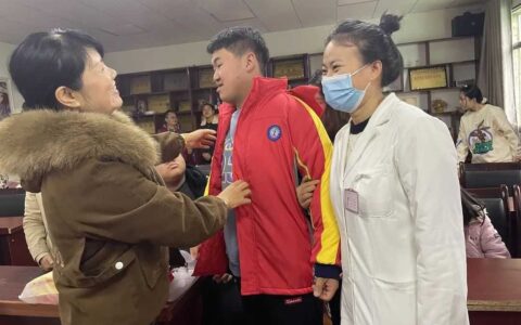 寒冬里，一套套爱心棉服，温暖了清镇这所学校