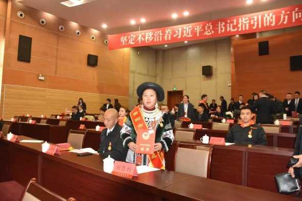 致敬劳动者 | 针线传文脉 匠心助振兴——记贵阳市劳动模范刘恩利