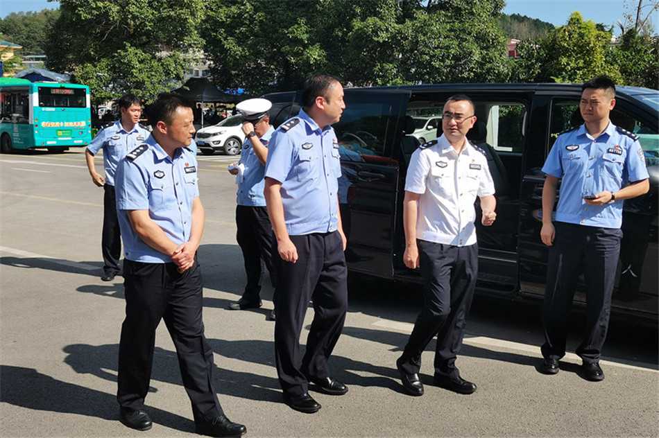 1.jpg 陈刚副市长到清镇市督导检查国庆期间道路交通、景区安保工作
