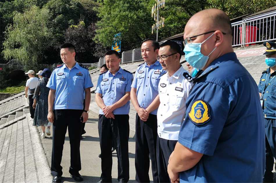 2.jpg 陈刚副市长到清镇市督导检查国庆期间道路交通、景区安保工作