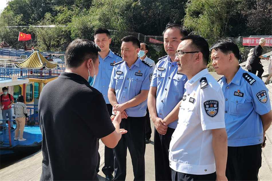 3.jpg 陈刚副市长到清镇市督导检查国庆期间道路交通、景区安保工作