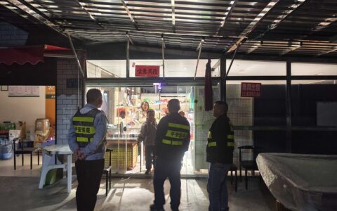 警灯闪烁守平安！清镇市红枫湖镇“守夜人”织密群众安全网