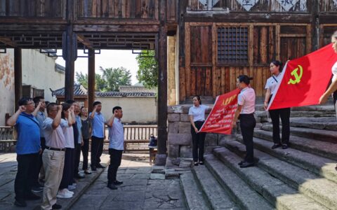 清镇市政务服务中心组织全体党员到青杠坡、四渡赤水纪念馆开展专题培训