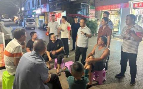 干部下沉一线 共筑安全屏障——新店镇开展夜间巡逻“敲门行动”