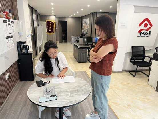 加强实地走访 精准开展服务