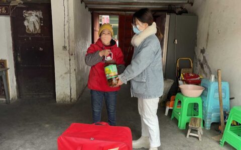 清镇市流长苗族乡：13名到村任职选调生购买生活物资慰问困难群体