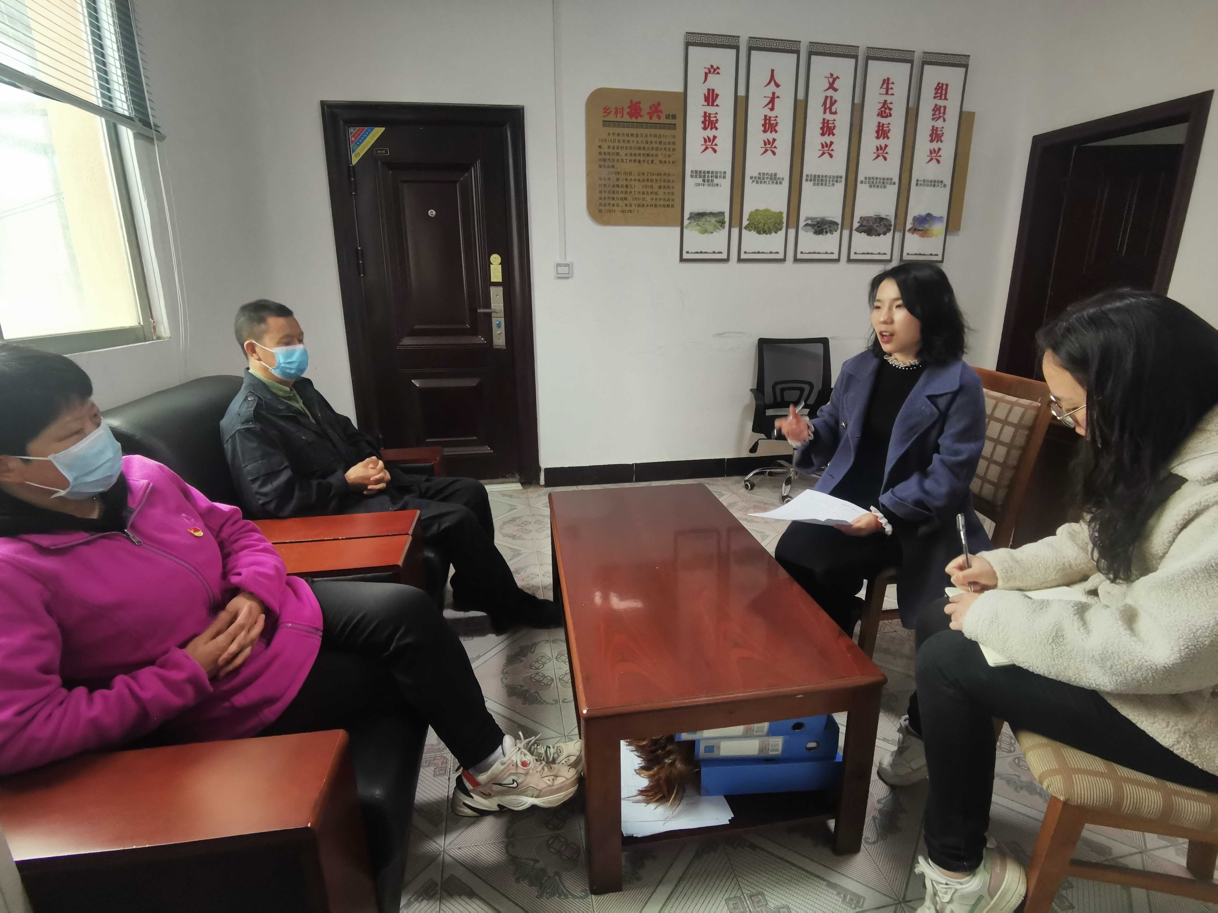 党建指导员帮助村分析村情、规划发展方向.jpg 清镇市站街镇:“三字策略”助力新任支书 “蓄力充电”
