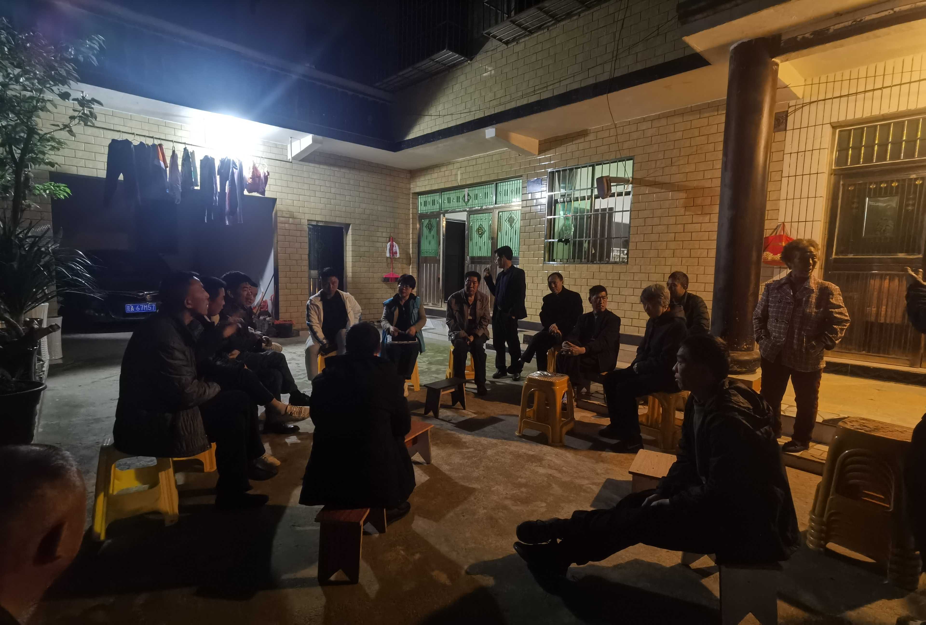 莲花村夜间坝坝会2.jpg 清镇市站街镇莲花村:夜间坝坝会 架起“干群”连心桥