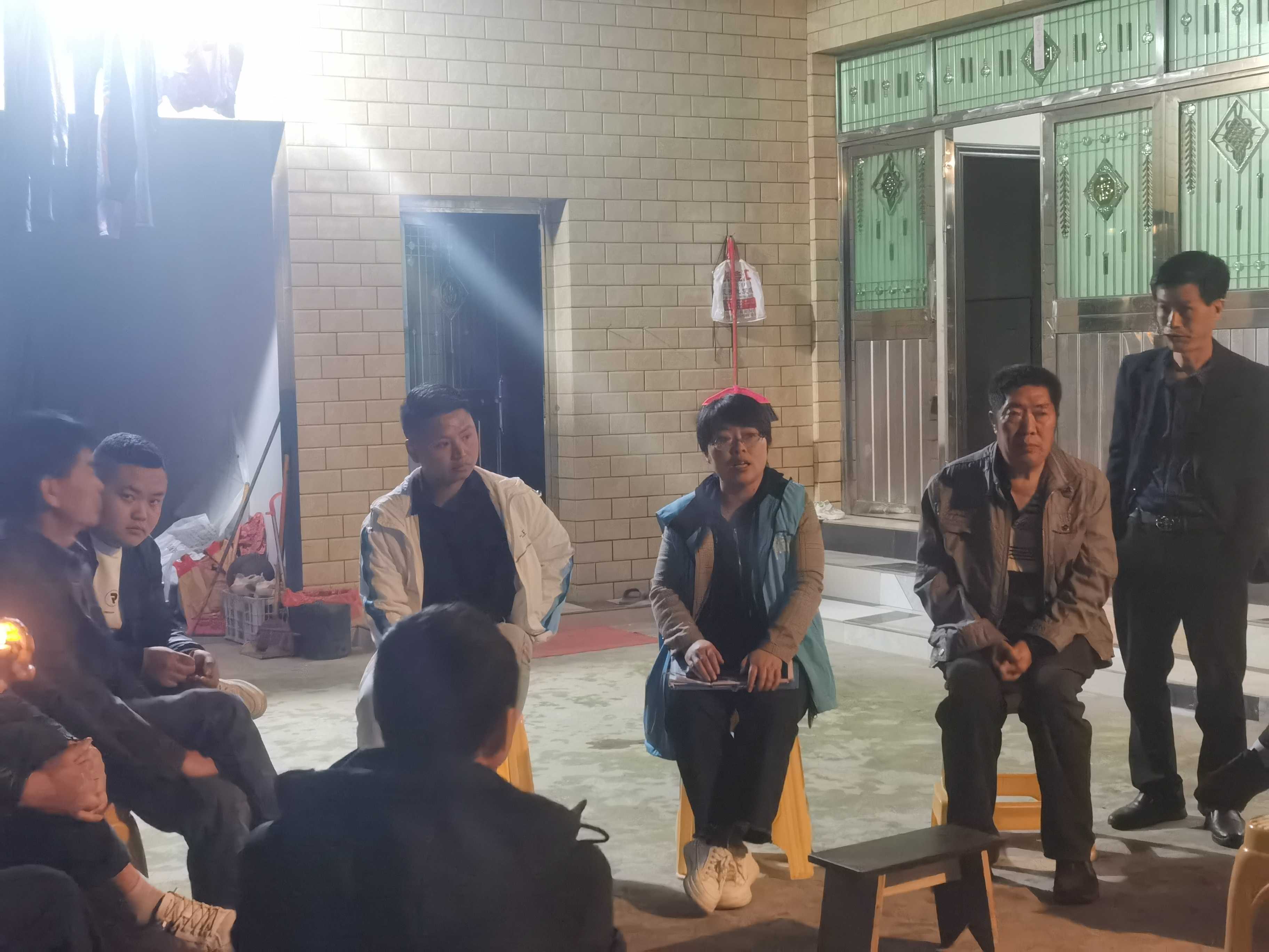 莲花村夜间坝坝会3.jpg 清镇市站街镇莲花村:夜间坝坝会 架起“干群”连心桥
