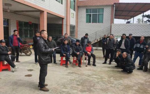 清镇市红枫湖镇：将群众难事“置顶” 干部“上门”服务 跑出农村“五治”加速度