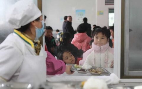 清镇：学生营养餐“升级” 让孩子吃饱更吃好