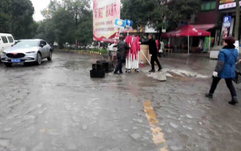 流长苗族乡整治占道经营，巩固卫生乡镇创建成果