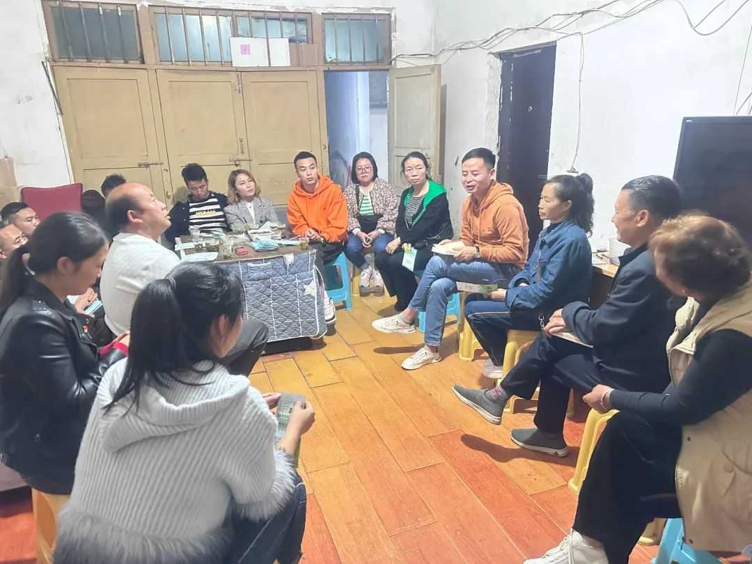 清镇市东门桥村：“围炉夜话”话发展 凝心聚力促振兴